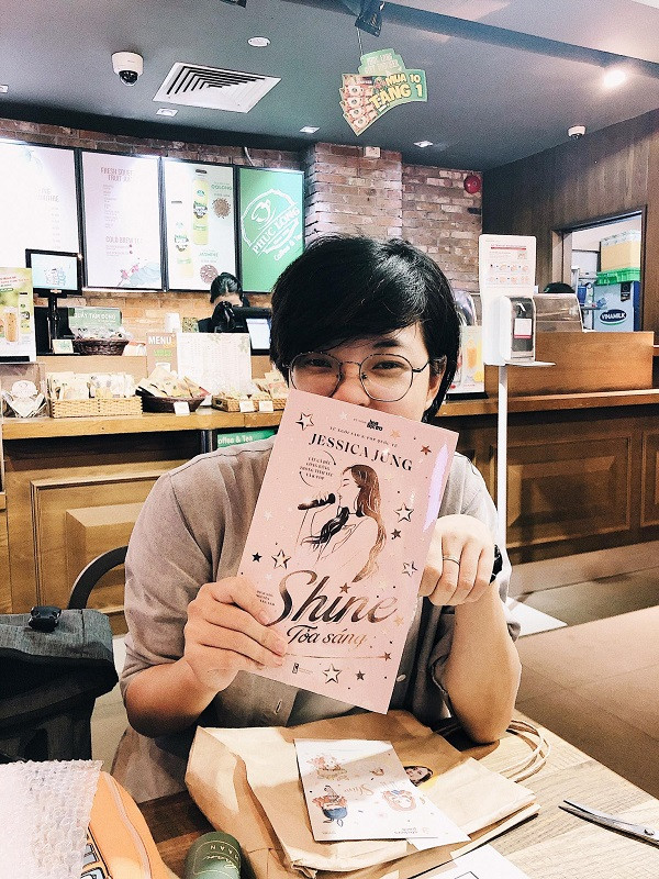 "Shine" đã được phát hành ở Việt Nam cùng ngày 30/9 với một số quốc gia trên thế giới, do Hoa Học Trò độc quyền phát hành. (Ảnh: Hoa Học Trò) Chan Hyuk, Jessica và Mizushima Hiro: Những nghệ sĩ thử viết tiểu thuyết và đã thành công ảnh 2