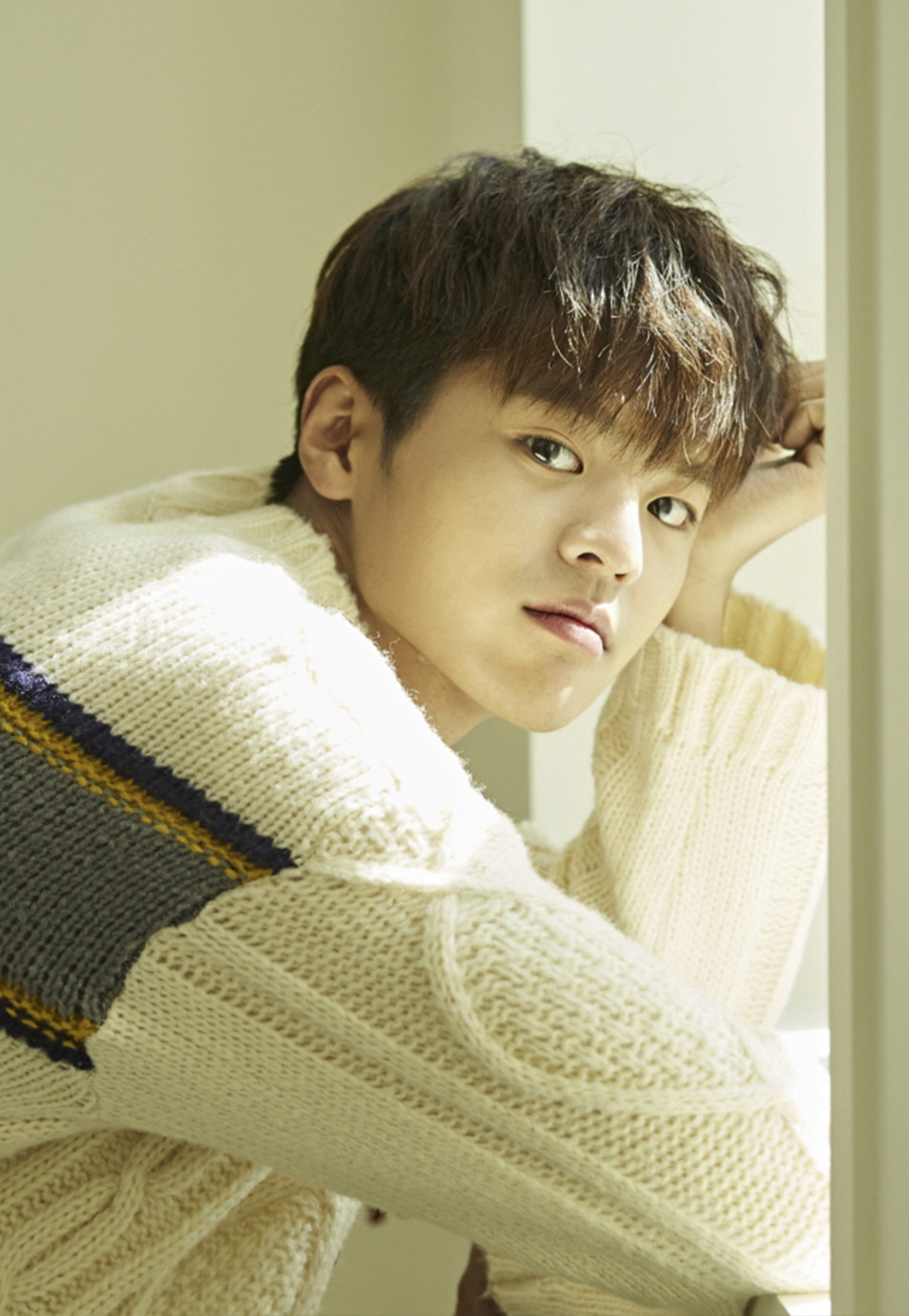 Ryeoun đảm nhận vai cậu con trai của Hong Dae Young, hiền lành và có phần chịu đựng, nên dễ trở thành đối tượng bị bắt nạt. (Ảnh: Twitter) Phải xem “18 Again”: Bên cạnh nội dung hay, lại còn nhiều mỹ nam! ảnh 12