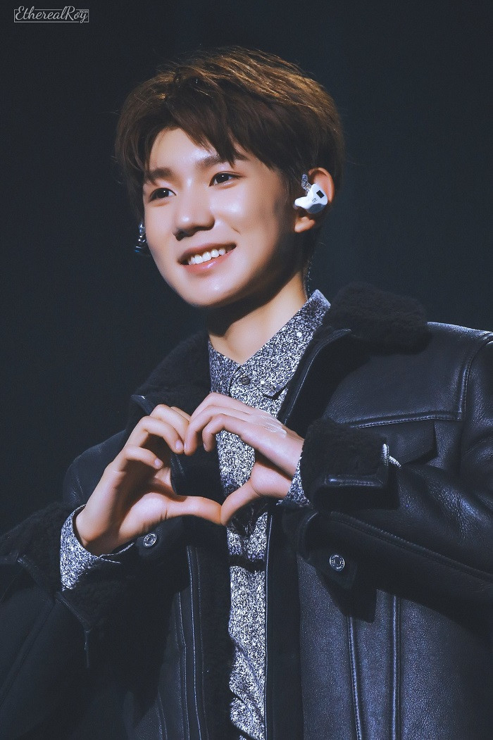 Trong thế giới fangirl: Cuộc đời tôi may mắn nhất chính là gặp được em, Vương Nguyên! ảnh 1