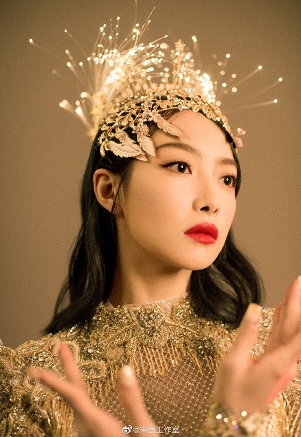 Đời buồn Nữ thần Kim Ưng Tống Thiến: Váy đã không đẹp, múa cũng bị chê xấu luôn! ảnh 1