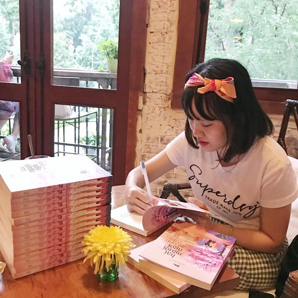 Đọc “Hai Người Ngồi Bên Nhau”, hẹn gặp Ploy và cùng nói chuyện về tình yêu ảnh 3