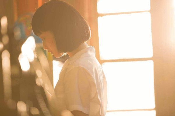 Hơn tình bạn, nhưng chẳng chạm tới tình yêu, cậu quăng cho tôi một cành ô liu, tôi lại ngốc nghếch đợi và nghĩ rằng mình sẽ đan thành vòng nguyệt quế. Chút niềm tin héo dần như chiếc lá, treo trong nhà thì vướng bận, mà vứt đi thì lại chẳng đành. (Trích "Ai rồi cũng khác, ngay cả chúng mình") (Ảnh minh họa: Phim Năm tháng vội vã) Cuộc thi viết Trà sữa cho tâm hồn: Những bài viết xuất sắc nhất, rung động và bồi hồi ảnh 1