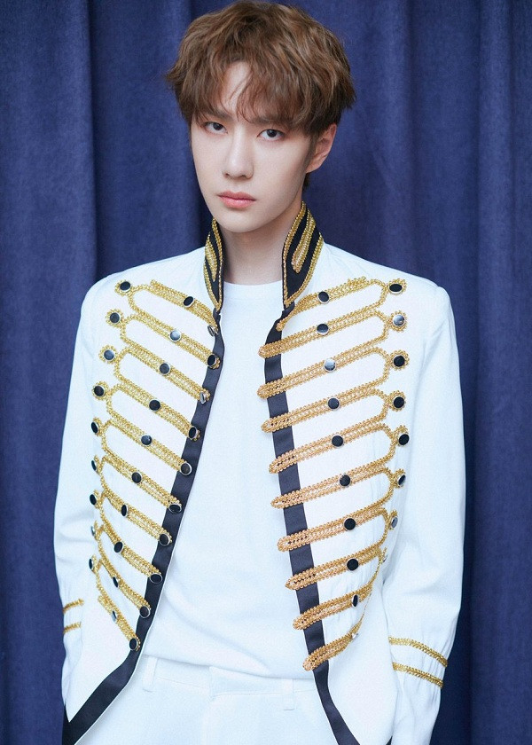 Trong thế giới fangirl: Vương Nhất Bác - Đuổi theo cậu như thể đang đuổi theo ánh sáng ảnh 1