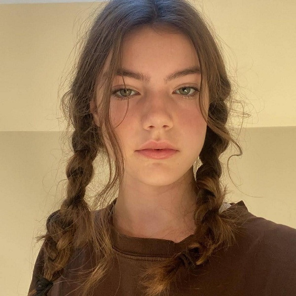Florence Hunt xinh xắn, càng ngắm càng yêu. Chân dung gia đình thượng lưu “Bridgerton” của Netflix: Trai thì xinh, gái thì đẹp! ảnh 36