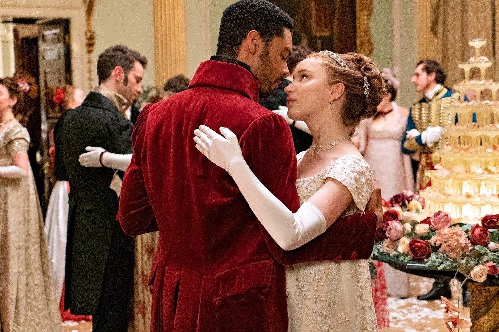 Cả một trời phim hay trên Netflix: Đủ cả tình cảm và đấu trí, trai đẹp quý tộc lẫn siêu trộm! ảnh 11