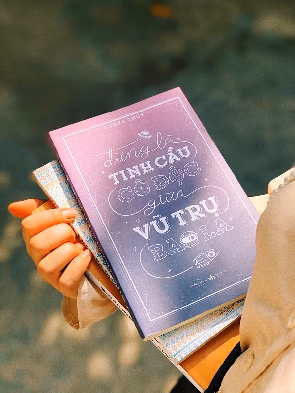 “Đừng là tinh cầu cô độc giữa vũ trụ bao la”: Cuốn sách dành cho những trái tim cô đơn ảnh 1