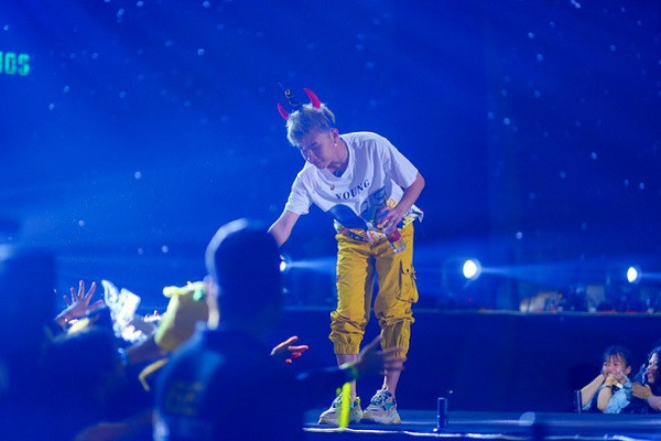 Trong thế giới fangirl: Gửi “Hoa hướng dương” của Đóm, chúng mình thương cậu nhiều! ảnh 1