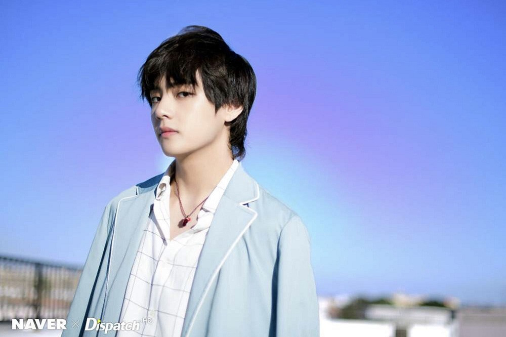 Em hỏi: “Kim Taehyung của ngày xưa là thế nào?”. Họ ngẫu hứng trả lời: “Kim Taehyung của ngày xưa là một cậu bé hay cười, hay bày trò nghịch ngợm". Trong thế giới fangirl: Họ nói Taehyung đã thay đổi, còn tôi thấy Taehyung trưởng thành ảnh 1