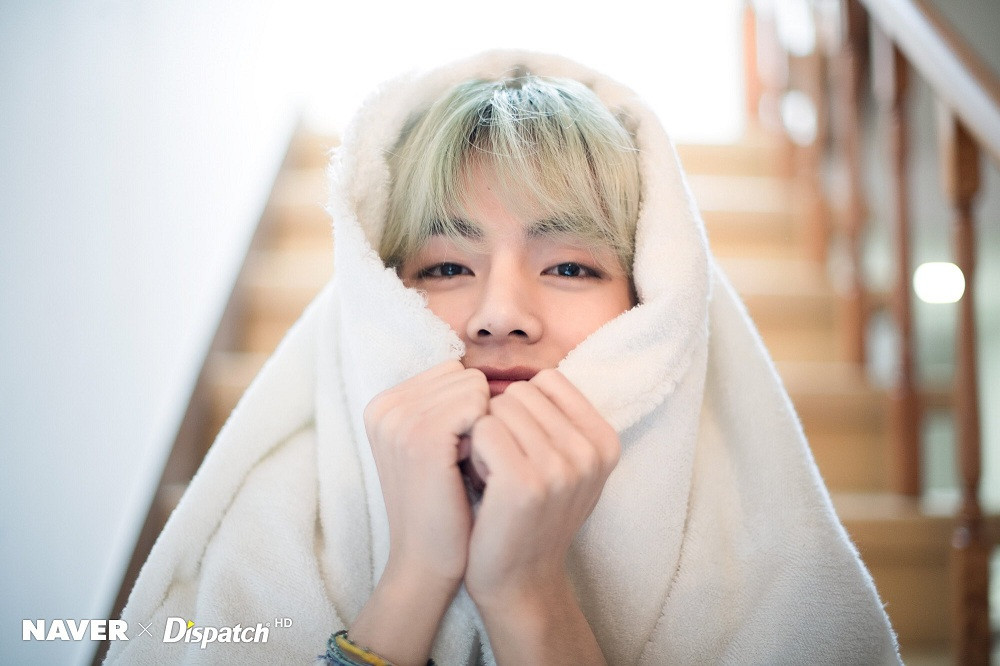 Kim Taehyung của ngày xưa thật ngốc, thật ngây thơ, nên họ cho rằng anh vô tâm không biết nghĩ. Trong thế giới fangirl: Họ nói Taehyung đã thay đổi, còn tôi thấy Taehyung trưởng thành ảnh 2