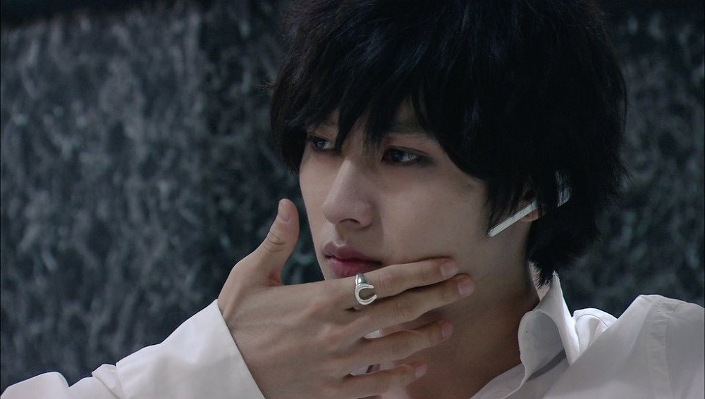 L là vai diễn đột phá, cũng là vai diễn gây tranh cãi nhất của Kento. Yamazaki Kento và những phim phải xem: Không còn là hoàng tử học đường chỉ đẹp mà mặt đơ ảnh 10