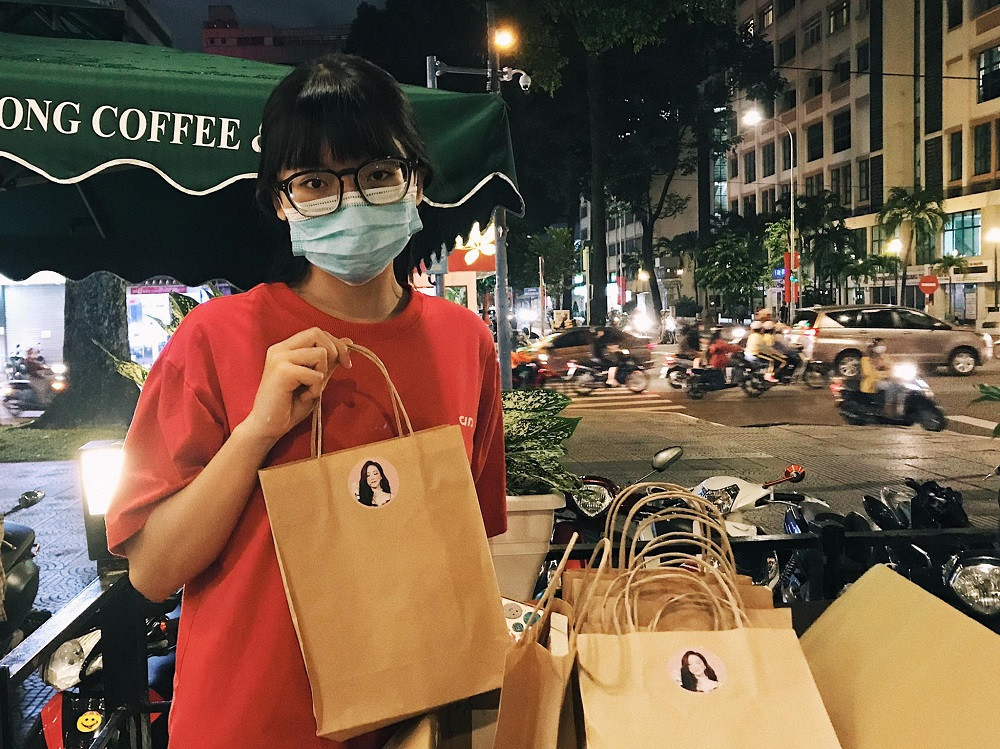 “Shine” của Jessica Jung: Fan háo hức cầm trên tay những cuốn sách đầu tiên ảnh 3