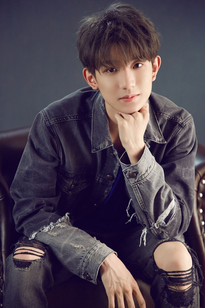 Trong thế giới fangirl: Vương Nguyên - Em là ánh sáng của tôi! ảnh 1