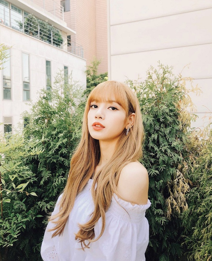 Lisa đã trở thành người truyền cảm hứng cho giới trẻ mơ ước trở thành thần tượng K-pop và cho cả những người có đam mê nhưng không đủ can đảm để theo đuổi, trong đó có tôi. Trong thế giới fangirl: Lisa là đôi cánh để tôi bay trên những giấc mơ không dám thực hiện ảnh 3