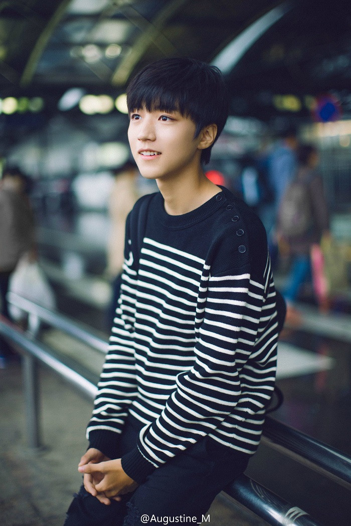 Trong thế giới fangirl: Vương Tuấn Khải, cậu giống như bầu trời mùa Hè xanh thẳm! ảnh 1