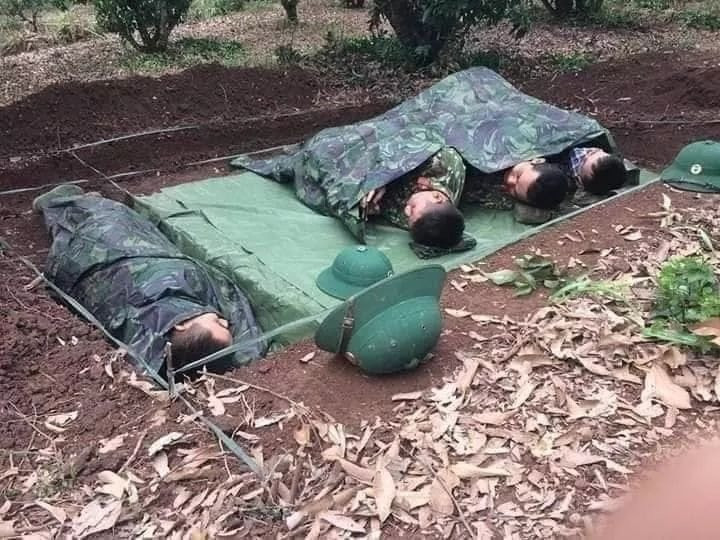 Hình ảnh anh bộ đội hát hay như ca sĩ, ngồi trên xe đẩy nhau khiến dân mạng "lịm tim" ảnh 2