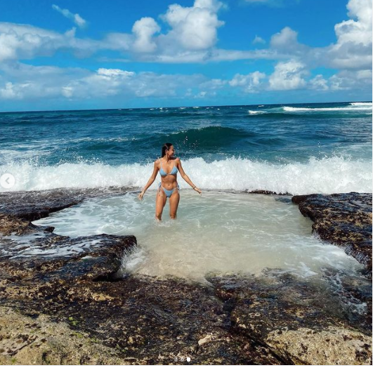 Chân dài 9x người Philippines quyến rũ mê mẩn ở biển ảnh 5