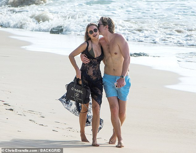 Kimberley Garner đẹp như tạc tượng với bikini bé xíu, tình tứ bạn trai ở biển ảnh 12