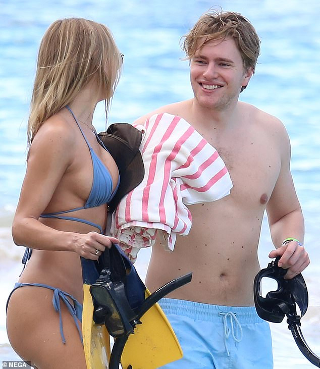 Mẫu áo tắm Kimberley Garner gợi cảm ngất ngây, đi biển cùng trai lạ ảnh 12