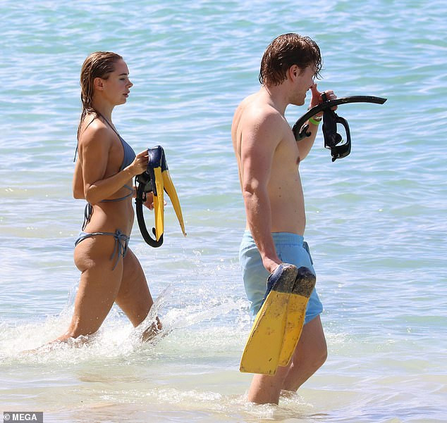 Mẫu áo tắm Kimberley Garner gợi cảm ngất ngây, đi biển cùng trai lạ ảnh 11