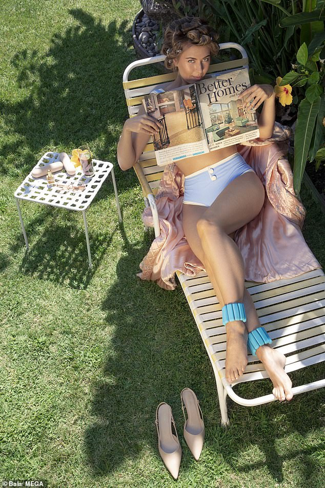 'Búp bê Nga' Maria Sharapova khoe sắc vóc tươi trẻ đầy cuốn hút với bikini ảnh 1