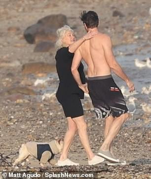 ‘Người sói’ Hugh Jackman cơ bắp rắn rỏi tuổi 52, ôm hôn bà xã U70 ở biển ảnh 1