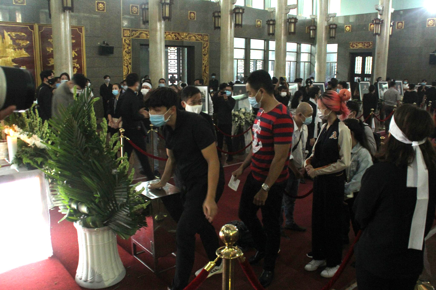 Dòng người xếp hàng dài đợi viếng cố nghệ sỹ Chí Tài ảnh 10