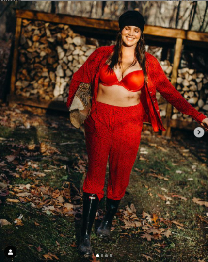 Người mẫu ngoại cỡ Candice Huffine trình diễn nội y nóng bỏng ảnh 1