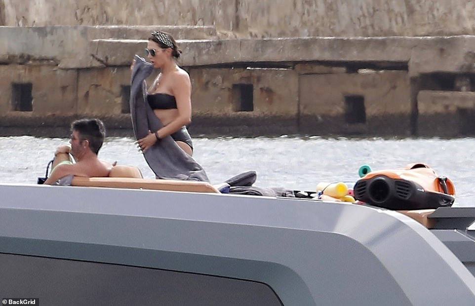 Vợ 'ông trùm giải trí' Simon Cowel mặc bikini gợi cảm hút hồn dù ở tuổi U50 ảnh 8