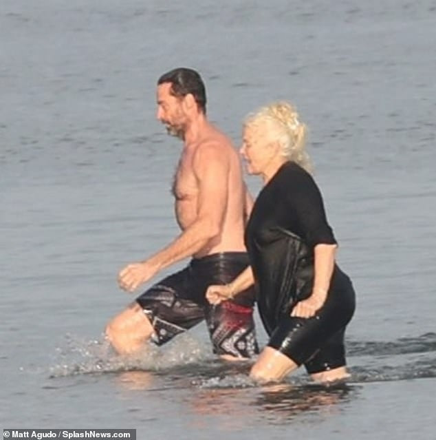 ‘Người sói’ Hugh Jackman cơ bắp rắn rỏi tuổi 52, ôm hôn bà xã U70 ở biển ảnh 3