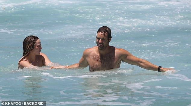 Sao truyền hình Úc hớ hênh vòng một ngoại cỡ với áo tắm buộc dây ảnh 7