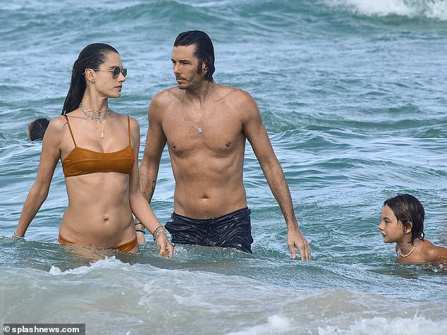 Cựu 'thiên thần nội y' Alessandra Ambrosio tắm biển cùng bạn trai ảnh 7