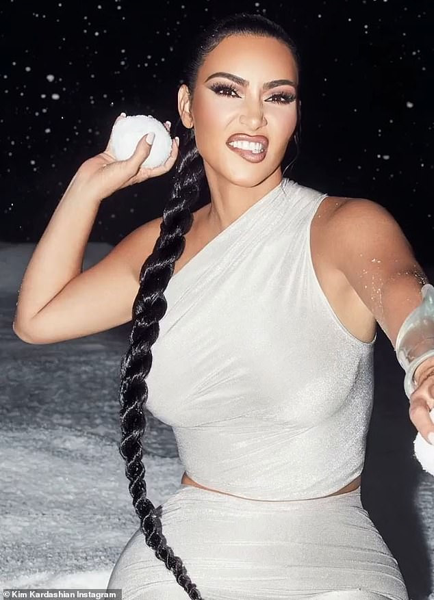 'Kim siêu vòng 3' khoe đường cong nóng bỏng với trang phục ôm sát ảnh 1