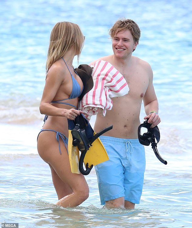 Mẫu áo tắm Kimberley Garner công khai tình tứ trai lạ ở biển ảnh 8