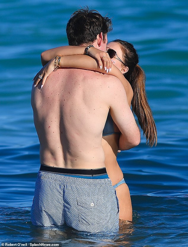 'Gà cưng' của tạp chí áo tắm danh tiếng Sports Illustrated 'bốc lửa' với bikini ở biển ảnh 10