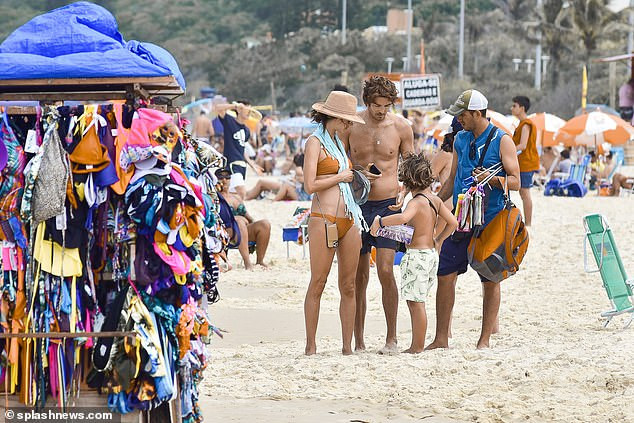 Cựu 'thiên thần nội y' Alessandra Ambrosio tắm biển cùng bạn trai ảnh 4