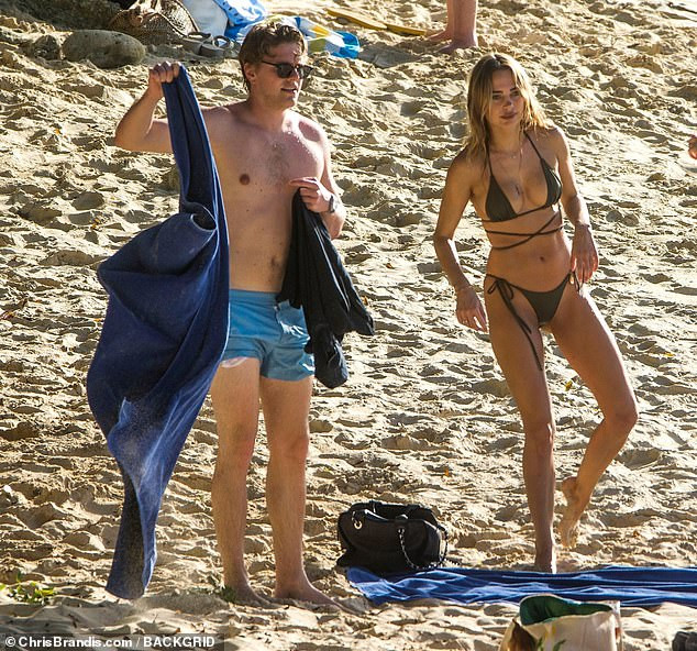 Kimberley Garner đẹp như tạc tượng với bikini bé xíu, tình tứ bạn trai ở biển ảnh 3