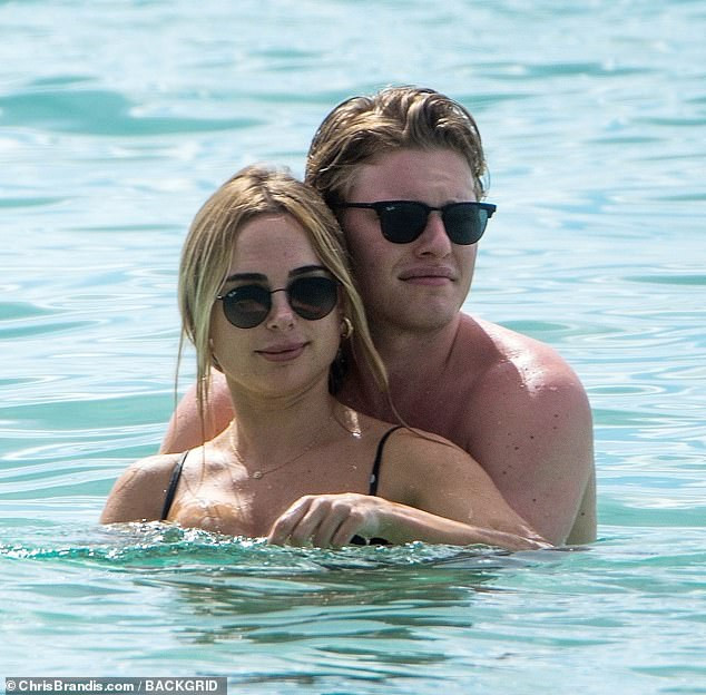 Mẫu áo tắm Kimberley Garner công khai tình tứ trai lạ ở biển ảnh 3