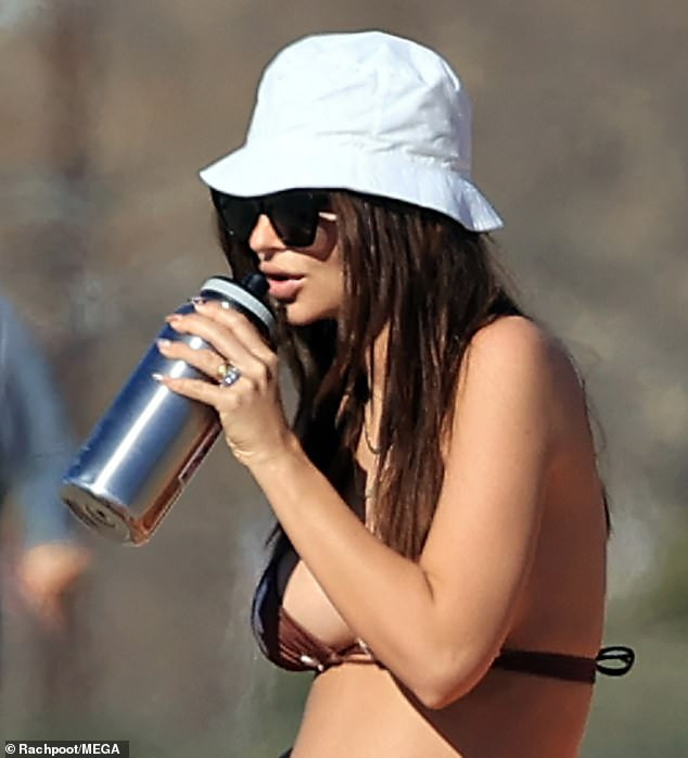 Mỹ nhân nóng bỏng Emily Ratajkowski khoe bụng bầu với bikini ảnh 2