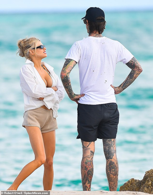 Chân dài 9x Charlotte McKinne cực nóng bỏng ở biển ảnh 11