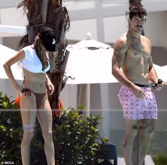 Sao truyền hình Úc gợi cảm 'rực lửa' khó rời mắt ảnh 16