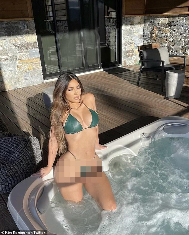 Kim 'siêu vòng ba' khiến fan 'dậy sóng' với bikini không thể bé hơn ảnh 1