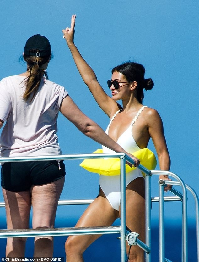 Montana Brown mặc áo tắm xẻ ngực sâu nóng 'bỏng mắt' ảnh 5