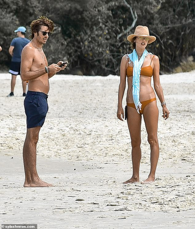 Cựu 'thiên thần nội y' Alessandra Ambrosio tắm biển cùng bạn trai ảnh 1