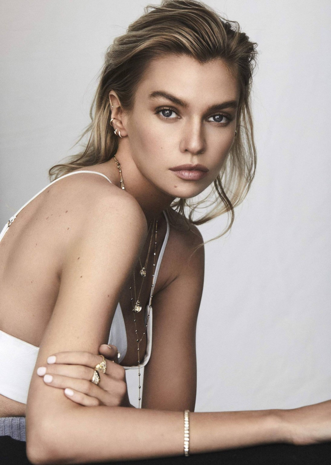 'Thiên thần nội y' Stella Maxwell 'thả rông' vòng một quảng cáo trang sức ảnh 6