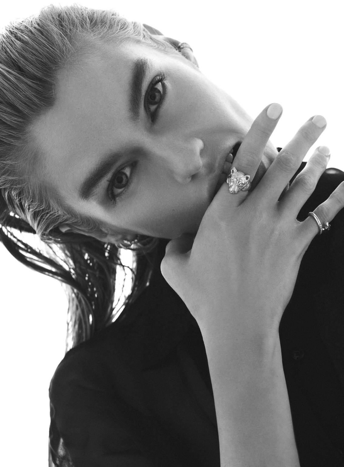 'Thiên thần nội y' Stella Maxwell 'thả rông' vòng một quảng cáo trang sức ảnh 9