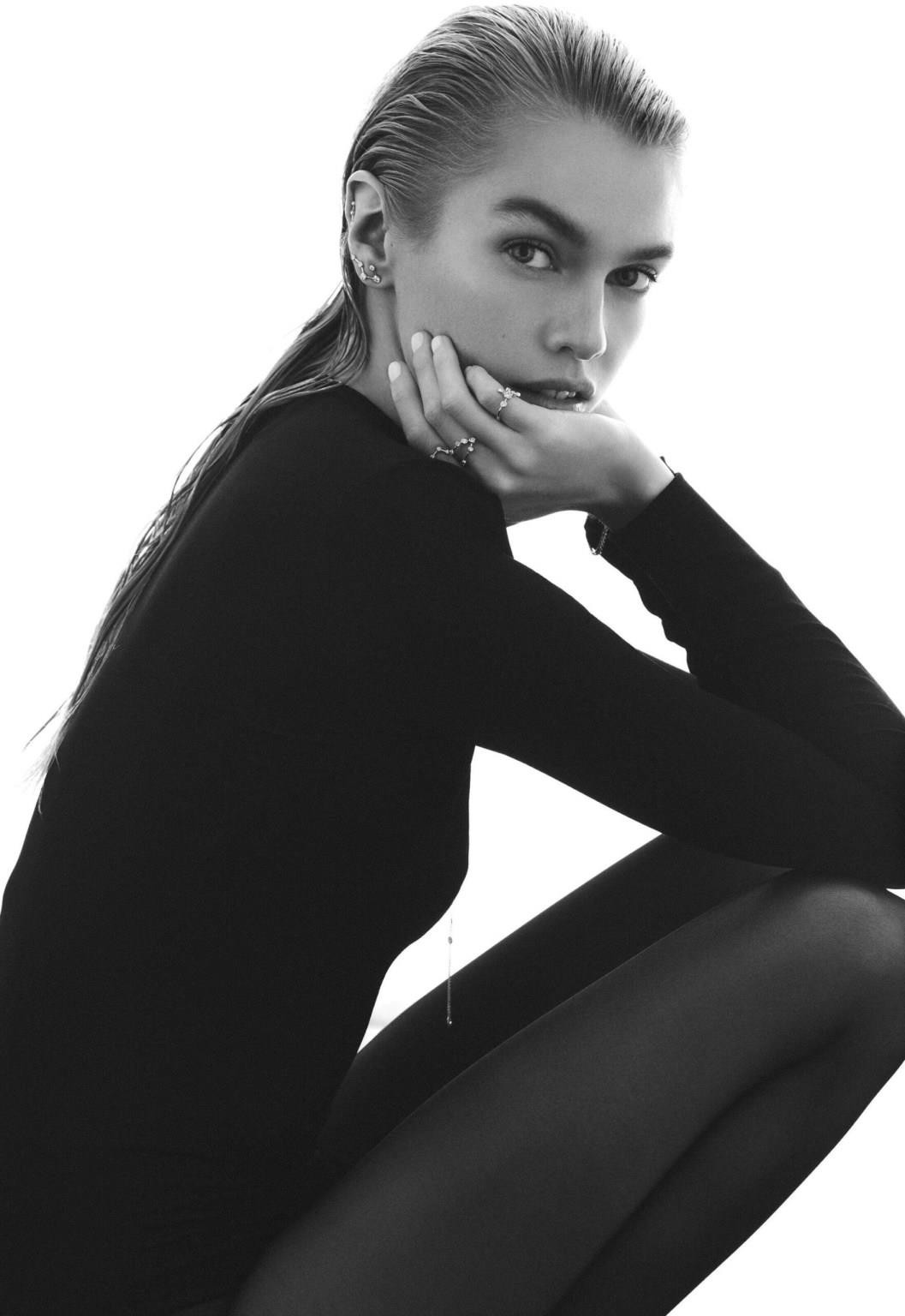 'Thiên thần nội y' Stella Maxwell 'thả rông' vòng một quảng cáo trang sức ảnh 7