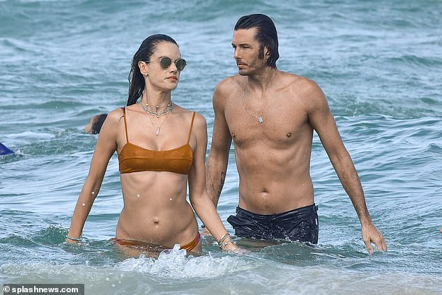 Cựu 'thiên thần nội y' Alessandra Ambrosio tắm biển cùng bạn trai ảnh 5