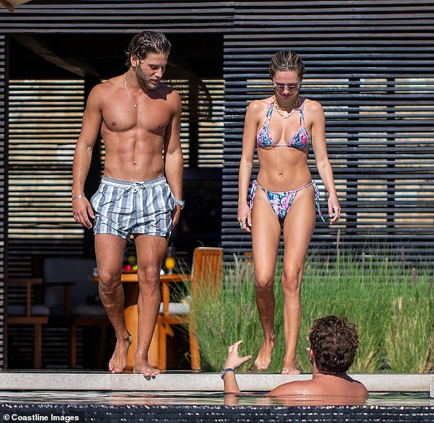 Mẫu 9x quyến rũ ngất ngây với áo tắm, liên tục tình tứ bạn trai ở bể bơi ảnh 2