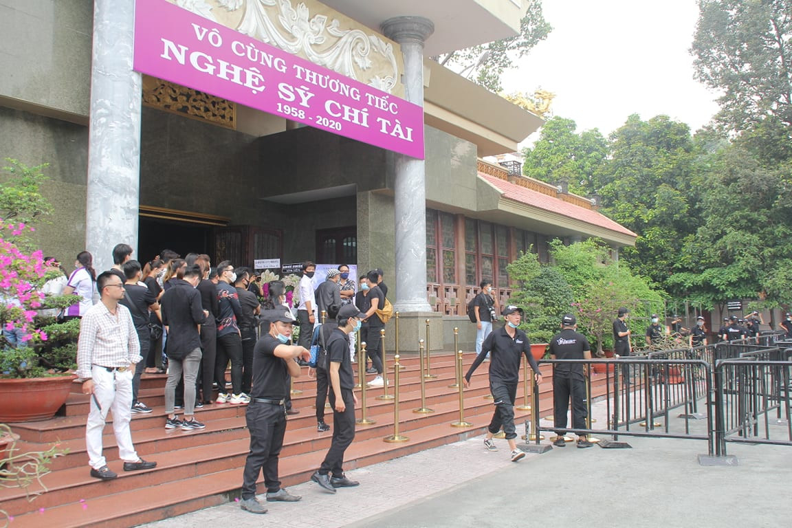 Dòng người xếp hàng dài đợi viếng cố nghệ sỹ Chí Tài ảnh 4