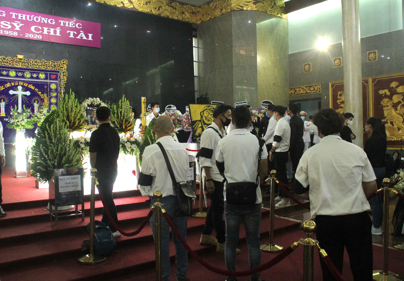 Dòng người xếp hàng dài đợi viếng cố nghệ sỹ Chí Tài ảnh 11